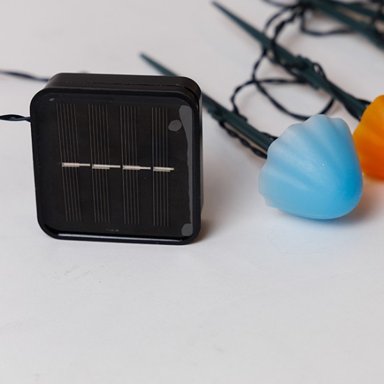 ΣΕΙΡΑ, 8 LED 5mm, ΠΛΑΣΤΙΚΑ ΠΟΛΥΧΡΩΜΑ ΜΑΝΙΤΑΡΙΑ H20cm, ΗΛΙΑΚΟ ΠΑΝΕΛ ΜΕ ΑΙΣΘΗΤΗΡΑ ΦΩΤΟΣ, ΠΡΑΣΙΝΟ PVC ΚΑΛΩΔΙΟ, ΘΕΡΜΟ ΛΕΥΚΟ LED ANA 50cm, ΠΡΟΕΚΤΑΣΗ ΠΑΡΟΧΗΣ 1m, IP44